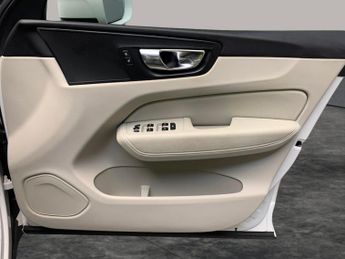 Volvo XC60 2.0 D4 Momentum (190 ps) - LANE DEPARTURE  - B PILLAR VENTILATIO