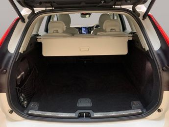 Volvo XC60 2.0 D4 Momentum (190 ps) - LANE DEPARTURE  - B PILLAR VENTILATIO