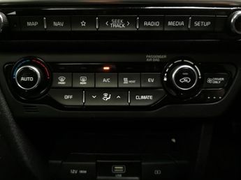 Kia Niro 64kWh 4+ (201 bhp) - NAV - HEATED STEERING - BLIND SPOT ASSIST