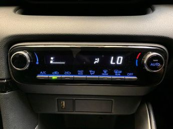 Toyota Yaris 1.5 VVT-h Design E-CVT (116 ps) - BLUETOOTH - AIR CON - AUTO HEA