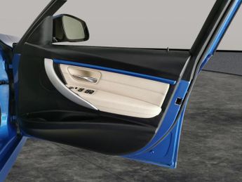 BMW 3 Series 2.0 330e 7.6kWh M Sport Plug-in (252 ps) - INTERIOR COMFORT PACK
