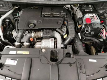 Peugeot 3008 1.6 BlueHDi Allure EAT (120 ps) - BLUETOOTH - CLIMATE CONTROL