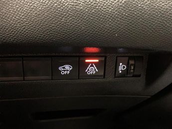Peugeot E-2008 50kWh Allure Premium (7kW Charger) (136 ps) - LANE DEPARTURE  - 