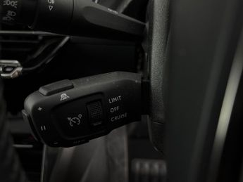 Peugeot E-2008 50kWh Allure Premium (7kW Charger) (136 ps) - LED - REVERSE CAM