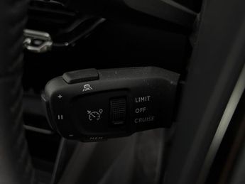 Peugeot E-2008 50kWh Allure Premium (7kW Charger) (136 ps) - LED - REVERSE CAM 