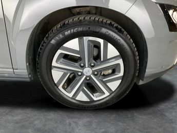 Hyundai Kona 39kWh Premium (10.5kW Charger) (136 ps) - REVERSE CAM - NAV - HE