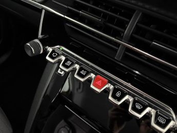 Peugeot E-2008 50kWh Allure Premium (7kW Charger) (136 ps) - LANE DEPARTURE  - 
