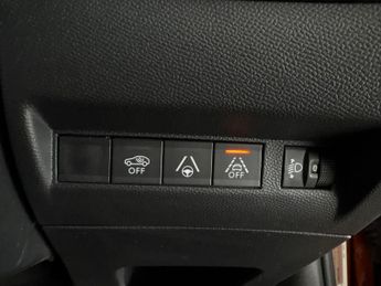 Peugeot E-2008 50kWh Allure Premium (7kW Charger) (136 ps) - LED - REVERSE CAM