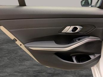BMW 3 Series 2.0 330e 12kWh M Sport Plug-in (292 ps) - NAV - ADAPTIVE LED LIG