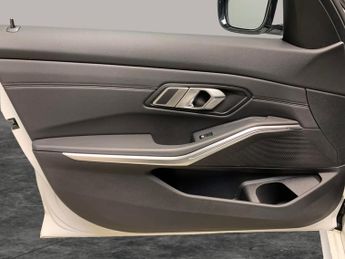 BMW 3 Series 2.0 330e 12kWh M Sport Plug-in (292 ps) - NAV - ADAPTIVE LED LIG