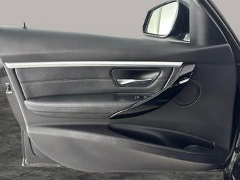 BMW 3 Series 2.0 330e 7.6kWh M Sport Plug-in (252 ps) - NAV - DAB - BLUETOOTH