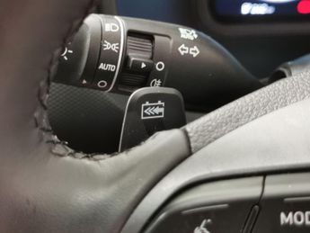 Hyundai Kona 64kWh Premium (10.5kW Charger) (204 ps) - HEATED SEATS - HEATED 