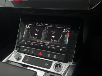 Audi e-tron 55 Technik quattro 95kWh (11kW Charger) (408 ps) - LED - REVERSE
