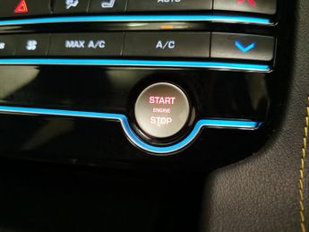 Jaguar F-PACE 2.0 P300 300 Sport AWD (300 ps) - ELECTRIC FOLDING MIRRORS