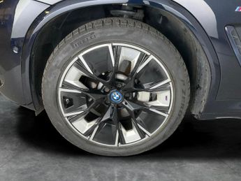 BMW iX3 80kWh M Sport Pro (286 ps) - HUD - PARK ASSIST - HK AUDIO