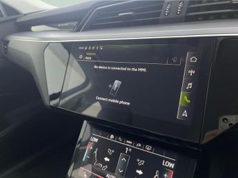 Audi e-tron 55 Technik quattro 95kWh (11kW Charger) (408 ps) - LED - REVERSE