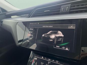 Audi e-tron 55 Technik quattro 95kWh (11kW Charger) (408 ps) - LED - REVERSE