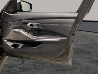 BMW 3 Series 2.0 330e 12kWh M Sport Plug-in xDrive (292 ps) - LEATHER - INTER