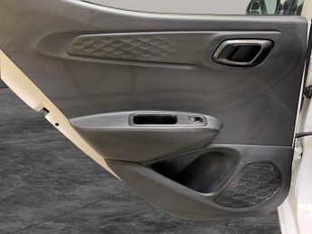 Hyundai i10 1.2 SE Connect (84 ps) - CLIMATE CONTROL - DAB - PARK SENSORS