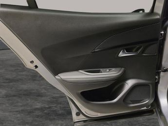Peugeot E-2008 50kWh GT (136 ps) - BLIND SPOT ASSIST - BLUETOOTH - SPEED LIMIT 