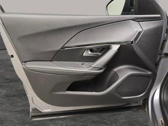 Peugeot E-2008 50kWh GT (136 ps) - BLIND SPOT ASSIST - BLUETOOTH - SPEED LIMIT 