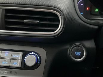Hyundai Kona 64kWh Premium SE (7kW Charger) (204 ps) - KEYLESS ENTRY