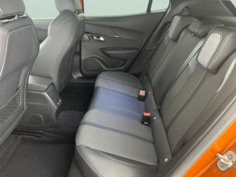 Peugeot E-2008 50kWh GT (136 ps) - HEATED SEATS - BLIND SPOT ASSIST - BLUETOOTH