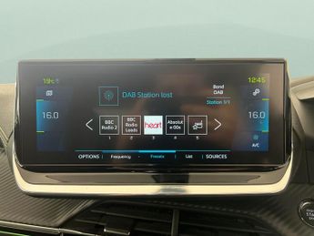 Peugeot E-2008 50kWh GT (136 ps) - HEATED SEATS - BLIND SPOT ASSIST - BLUETOOTH