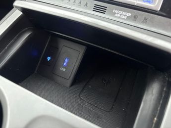 Hyundai Kona 64kWh Premium (10.5kW Charger) (204 ps) - REVERSE CAM - NAV - HE