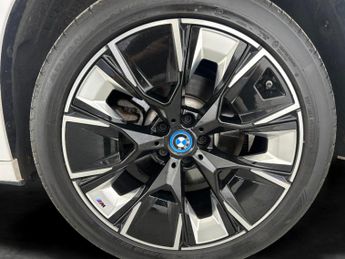 BMW iX3 80kWh M Sport Pro (286 ps) - HUD - PARK ASSIST - HK AUDIO