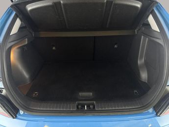Hyundai Kona 64kWh Premium (10.5kW Charger) (204 ps) - REVERSE CAM - NAV - HE