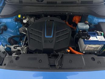 Hyundai Kona 64kWh Premium (10.5kW Charger) (204 ps) - REVERSE CAM - NAV - HE