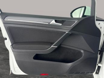 Volkswagen Golf 2.0 TDI R-Line DSG (150 ps) - ADAPT CRUISE - NAV - CARPLAY