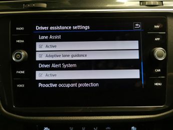 Volkswagen Tiguan 2.0 TDI SE Navigation DSG (150 ps) - BLUETOOTH - PARK SENSORS