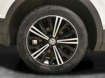 Volkswagen Tiguan 2.0 TDI SE Navigation DSG (150 ps) - BLUETOOTH - PARK SENSORS