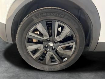 Peugeot E-2008 50kWh GT Premium (136 ps) - REVERSE CAM - ALCANTARA - NAV