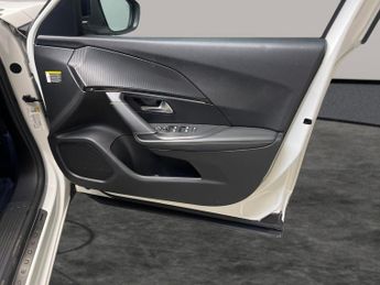 Peugeot E-2008 50kWh GT Premium (136 ps) - REVERSE CAM - ALCANTARA - NAV