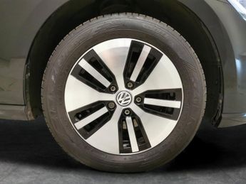 Volkswagen E-golf 35.8kWh e-Golf (136 ps) - CLIMATE CONTROL - DAB - USB AUDIO