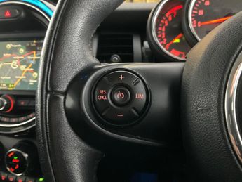 Mini Hatch 1.5 Cooper (136 ps) - 18IN ALLOYS - PRIVACY GLASS - AUTO HEADLIG