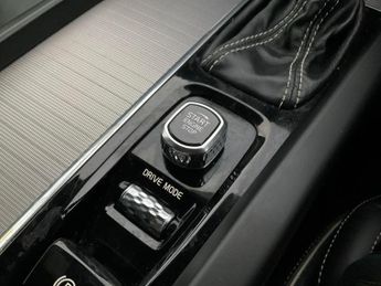 Volvo XC60 2.0 D4 R-Design (190 ps) - HEATED LEATHER - LANE DEPARTURE  - BL