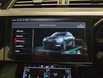 Audi e-tron 55 quattro 95kWh (408 ps) - ADJUSTABLE SUSPENSION - LANE DEPARTU