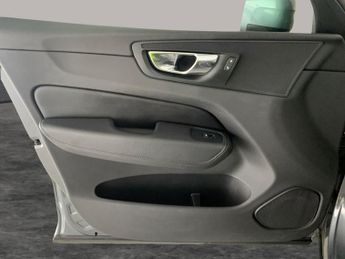 Volvo XC60 2.0 T5 Momentum AWD (250 ps) - SENSUS SAT NAV - ACTIVE LANE ASSI