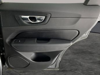 Volvo XC60 2.0 T5 Momentum AWD (250 ps) - SENSUS SAT NAV - ACTIVE LANE ASSI