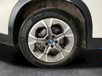 BMW iX1 30 66.5kWh xLine xDrive (11kW Charger) (313 ps) - AUTO PARK - RE