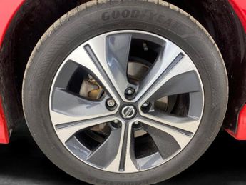 Nissan Leaf 40kWh N-Connecta (150 ps) - 17IN ALLOYS - AIR CON - KEYLESS STAR