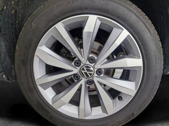 Volkswagen T-Roc 2.0 TDI EVO Design DSG (150 ps) - 17IN ALLOYS - ADAPT CRUISE - C