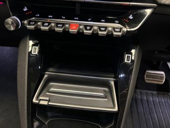 Peugeot E-2008 50kWh GT Premium (136 ps) - REVERSE CAM - ALCANTARA - NAV