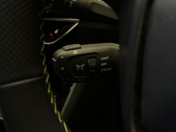 Peugeot E-2008 50kWh GT Premium (136 ps) - REVERSE CAM - ALCANTARA - NAV