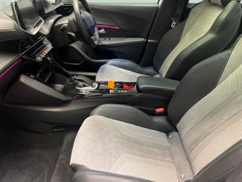 Peugeot E-2008 50kWh GT Premium (136 ps) - REVERSE CAM - ALCANTARA - NAV