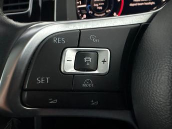 Volkswagen Golf 2.0 TDI R-Line DSG (150 ps) - ADAPT CRUISE - NAV - CARPLAY